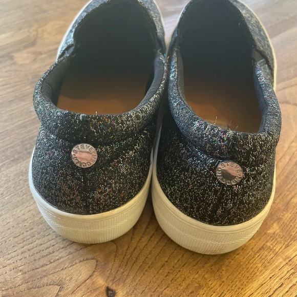 Steve Madden Gills Slip on Metallic Sneaker Tennis Shoe 9 M EUC Iridescent Black - Picture 3 of 8